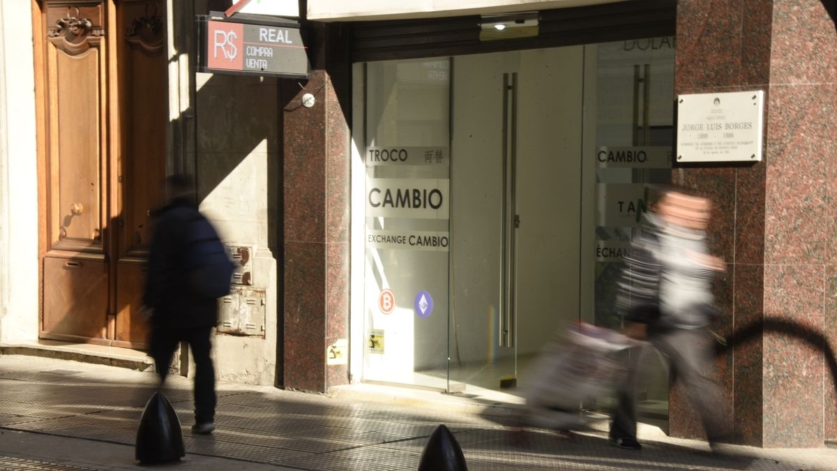 El dólar blue marcó nuevo máximo en más de un mes y volvió a superar los $1.400