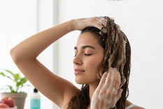 Una manera de recuperar el cabello. Fuente: IA Gemini