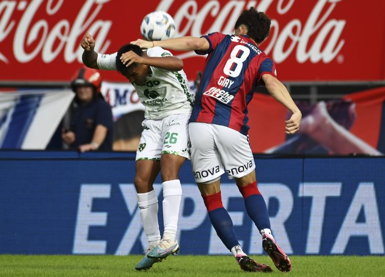 Fricción, la postal del partido. Foto: Foto Baires