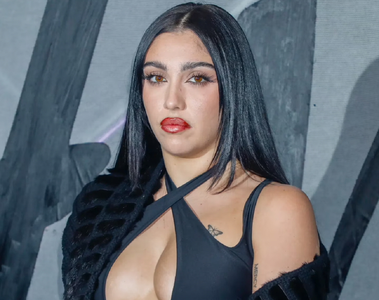 Lourdes Leon, la hija de Madonna, luce su figura perfecta con un pronunciado escote Lourdes León es fruto de la relación de Madonna y Carlos León, el entrenador cubano con quien estuvo la cantante allá por 1996. Foto: REX Features/Shutterstock /The Grosby Group)
