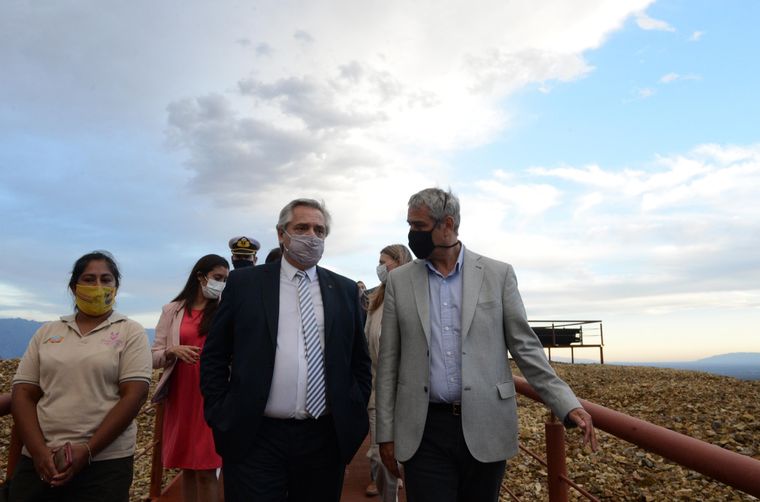 El presidente fue recibido en La Rioja por el gobernador Quintela. Foto: Télam