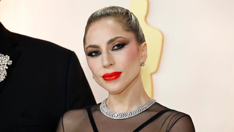 Lady Gaga se consagra como la superheroína de los Oscar Lady Gaga luciendo un diseño Versace y un collar de platino y diamantes Tiffany. Foto: REUTERS- Mario Anzuoni