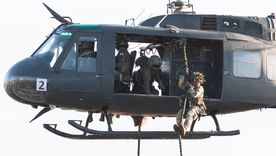 El ministro de Defensa, Carlos Presti, viaja al Pentágono para negociar la compra de helicópteros Black Hawk a Estados Unidos. El ministro de Defensa, Carlos Presti, viaja al Pentágono para negociar la compra de helicópteros Black Hawk a Estados Unidos.