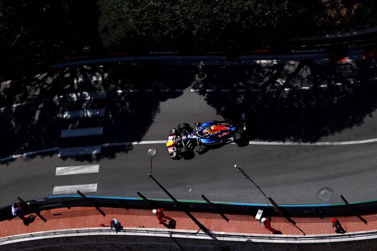 Max Verstappen, uno de los candidatos a quedarse con el GP de Mónaco, se quedó en la largada.