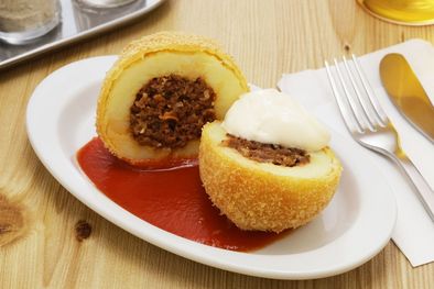 MDZol | Bombas de papa rellenas de queso y cebolla caramelizada, una receta exquisita