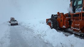Las máquinas de Vialidad Nacional trabajando sin descanso durante el temporal en alta montaña.