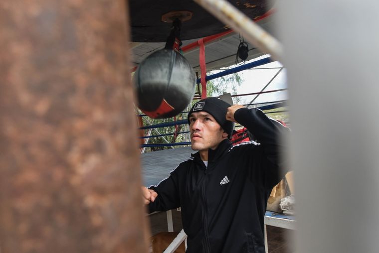 Juan Carrasco se pone a punto en el gimnasio montado en su casa, al pie del pedemonte mendocino. Foto: Juan Ignacio Blanco/MDZ