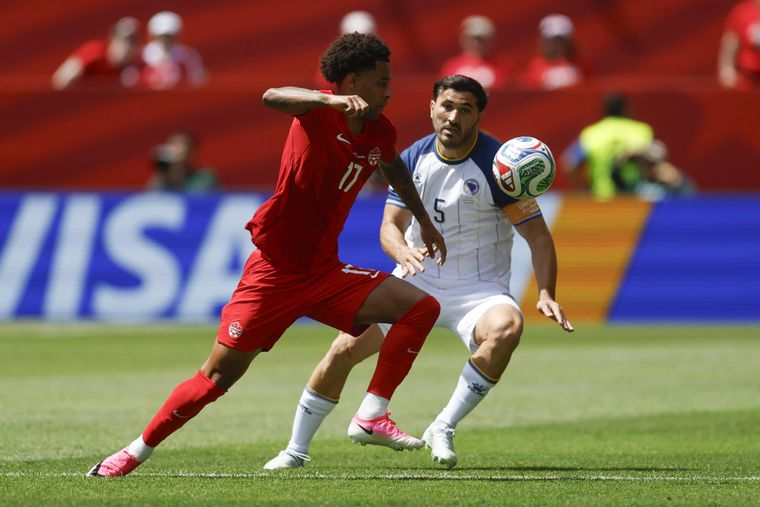 Tajon Buchanan (17), de Canadá, disputa el balón con Sead Kolasinac (5) de Bosnia y Herzegovina.
