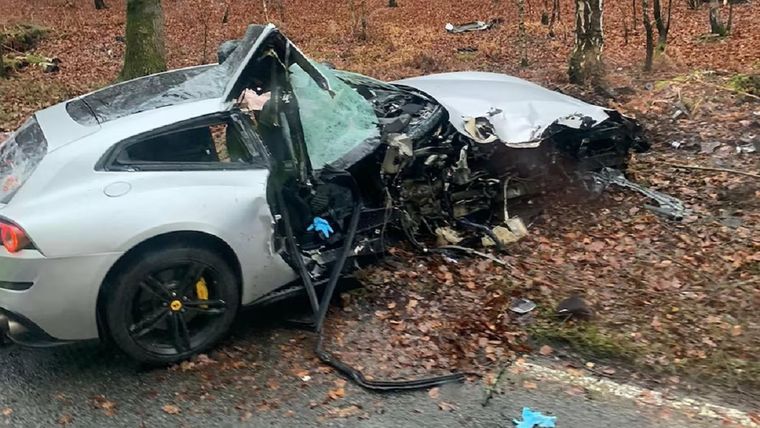 Así quedó la Ferrari de Michail Antonio tras el impactante accidente en Essex. Foto: Redes sociales @COYIronscom