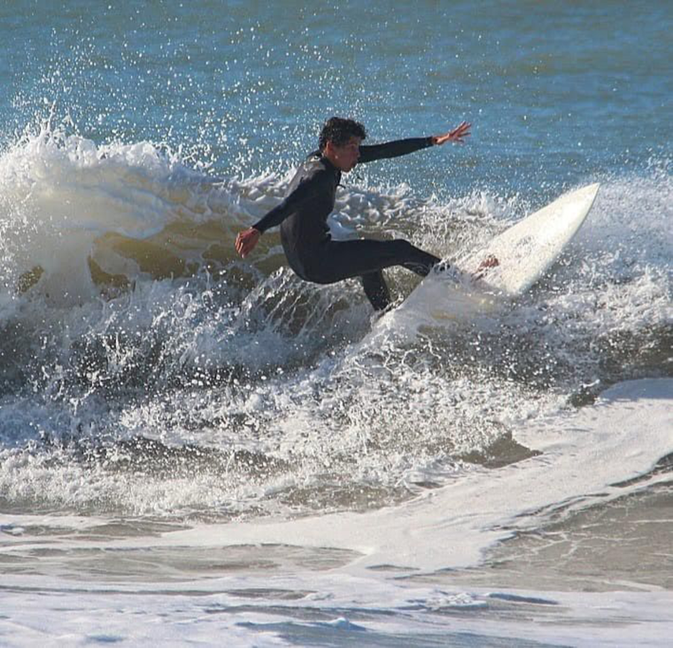 Mateo, es argentino, fanático del surf y hace homeschooling en Mar del Plata Foto: Álbum familiar