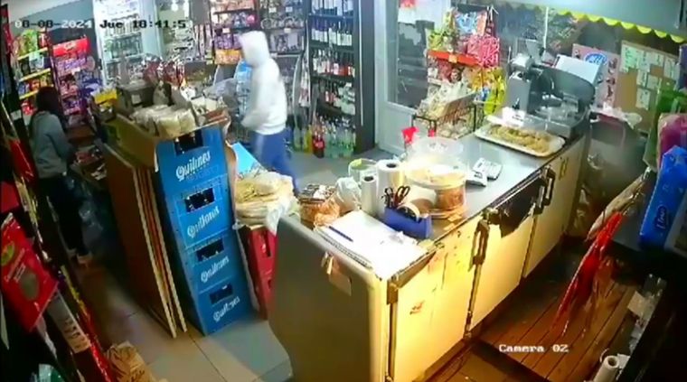 La violenta escena en el almacén Foto: captura de pantalla