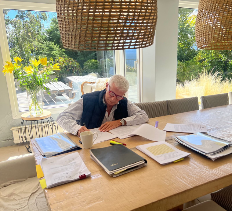 Mariano Cúneo Libarona se mostró en sus redes trabajando sobre el nuevo proyecto de ley