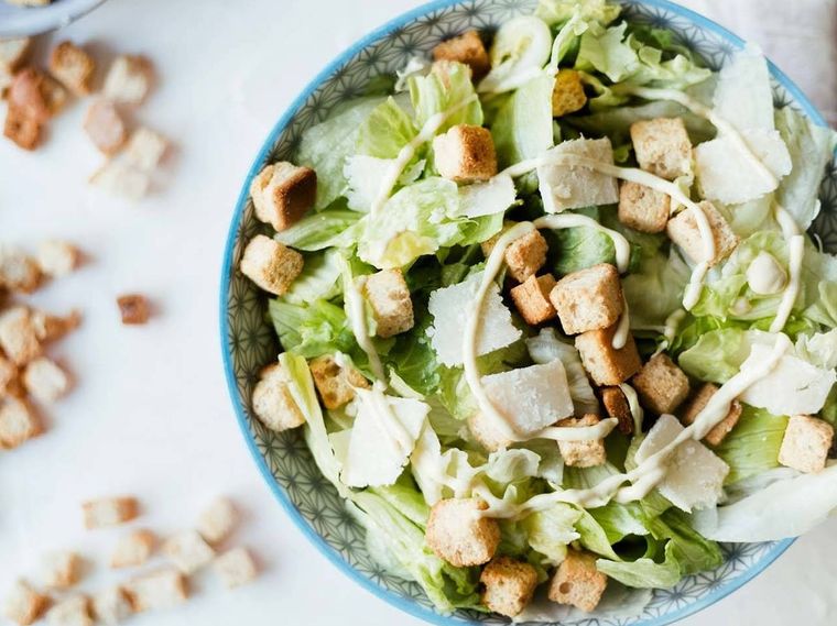 Agasaja a tus invitados con esta deliciosa ensalada César Foto: Alimente