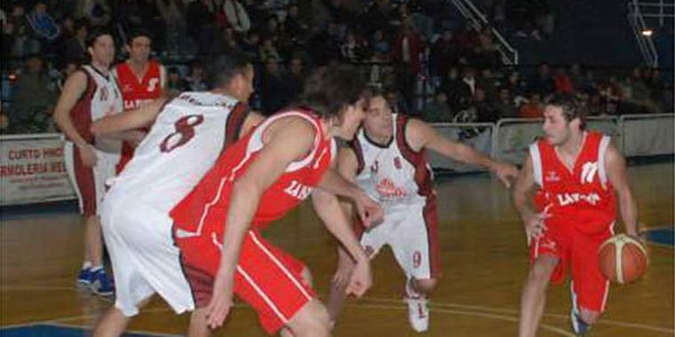 El básquet local está en etapa de definiciones. Foto: Mario Urzúa