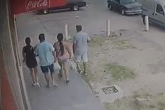 La mujer iba caminando con su familia cuando vio a su expareja