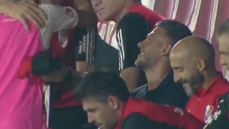 Demichelis mira como Alfonso se saluda con Saccone. Foto: Captura Video