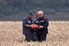 rebeldes ucranianos entregan a autoridades malasias las cajas del avion