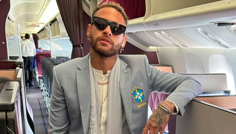 Neymar, bien distendido, antes del vuelo a Qatar. Foto: (foto: @neymarjr).