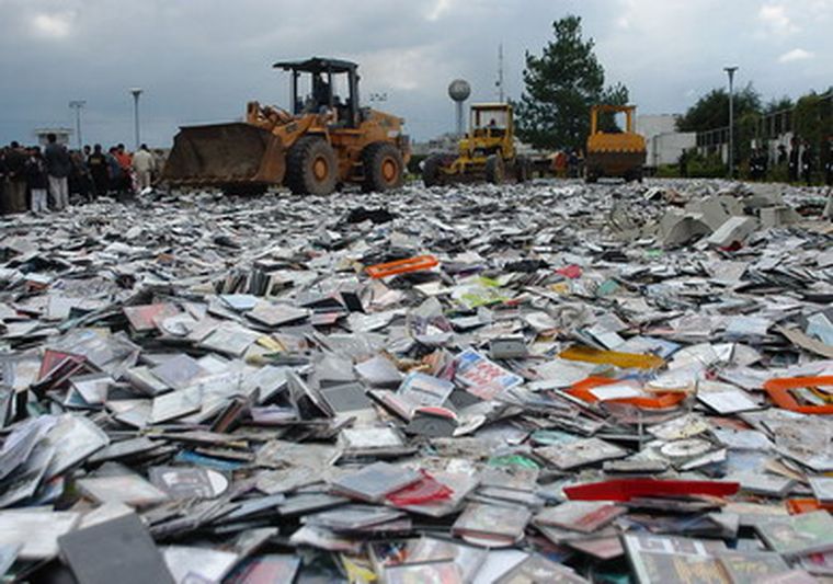 Miles de discos compactos sacados del mercado. Foto: EFE