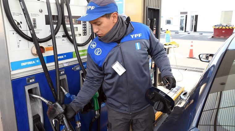 Las petroleras aplicaron un aumento en torno al 4,5%. Foto: ALF PONCE MERCADO / MDZ