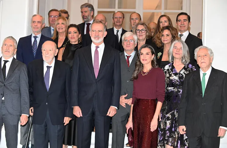 Así fue el impactante look de Letizia en la XLII edición del Premio Cerecedo. Así fue el impactante look de Letizia en la XLII edición del Premio Cerecedo.