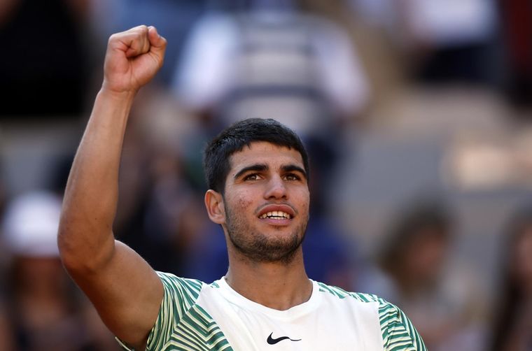 Alcaraz avanza en Roland Garros y advirtió a Tsitsipas, su próximo rival. Foto: EFE