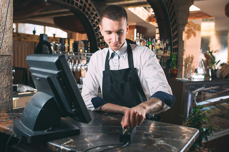 Los sistemas de autopago y las billeteras virtuales reemplazan la necesidad de atención humana. Los sistemas de autopago y las billeteras virtuales reemplazan la necesidad de atención humana.