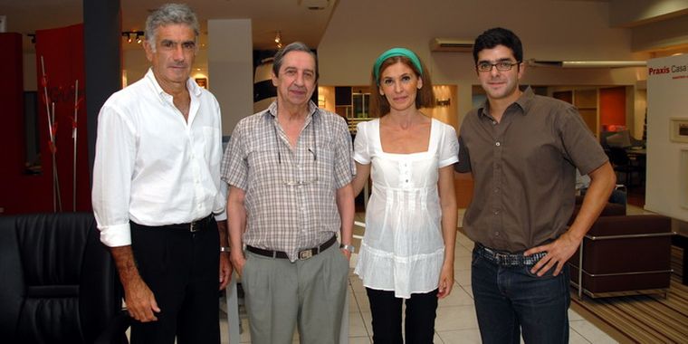 Mario Groisman, Horacio Anzorena, Laura Valdivieso y Rodrigo Etem, en plena exposición. Foto: Gentileza