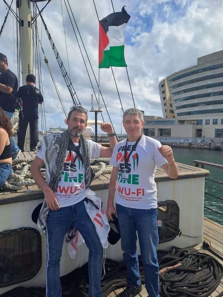 Ezequiel Peressini (izquierda) y el diputado nacional de Argentina Juan Carlos Giordano, a bordo de la flotilla.