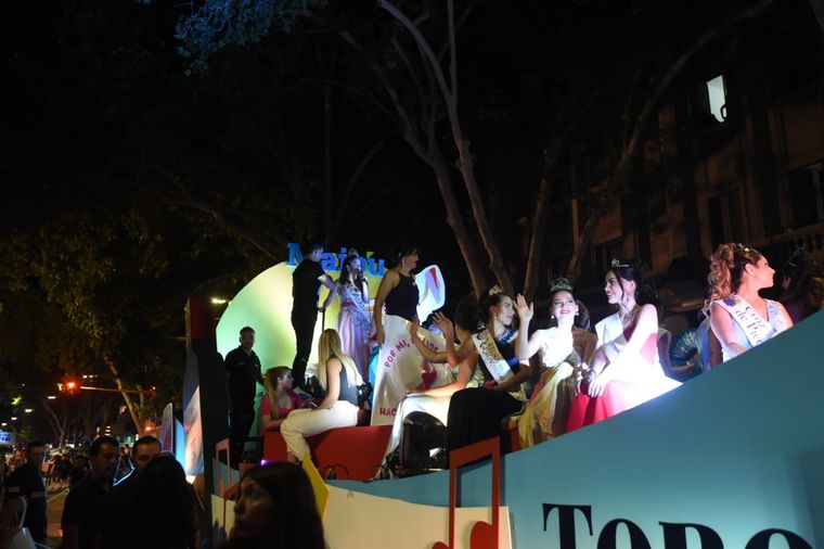 La soberana de Maipú, Agostina Guevara, sorprendió al cortarse el pelo en plena Vía Blanca, en apoyo a la lucha contra el cáncer. Foto: Maximiliano Ríos / MDZ