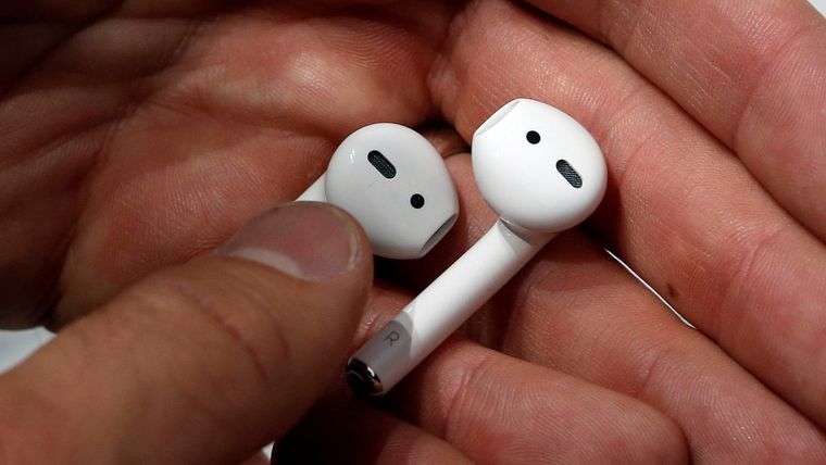 Apple AirPods durante un evento de medios en San Francisco, California, EE.UU., el 7 de septiembre de 2016.