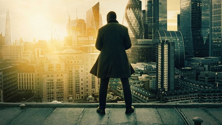 El thriller policial que trae de regreso al inspector británico más exitoso Luther: Cae la Noche, película disponible en Netflix. Foto: Netflix