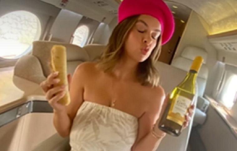 Un usuario utilizó el humor para revelar que muchos influencers recurren a aviones falsos para lograr más seguidores en las redes sociales. Foto: Captura de video @stevie_emerson