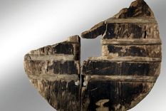 Un eje de la conocida como rueda de Ljubljansko barje que tiene un radio de 72 centímetros y 5 de espesor y fue elaborada en madera de fresno. Foto: Efe.