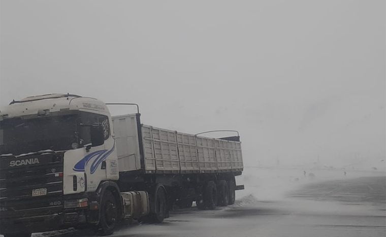 El Paso se encuentra cerrado debido a las nevadas intensas en la cordillera de los Andes Foto: Aprocam
