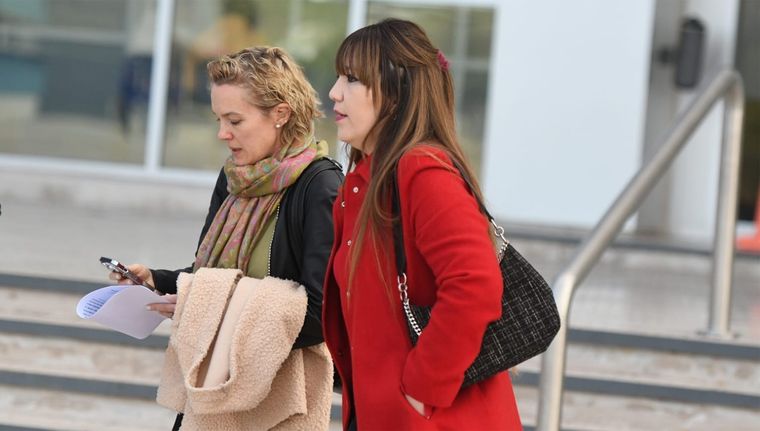 Janina Ortiz y su abogada, María Elena Quintero. Foto: Rodrigo DAngelo / MDZ