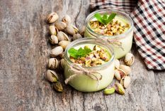 Mousse chocolate blanco y pistachos Una receta de postre, simple y en minutos Foto: Shutterstock