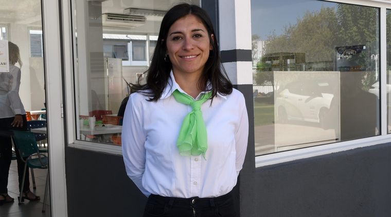 Nina Álvarez se convirtió en la primera conductora de colectivos de larga distancia dentro del país. Además, formará parte de la nueva flota de Andesmar que transportará a turistas entre el aeropuerot y hoteles céntricos. Foto: ALF PONCE MERCADO / MDZ