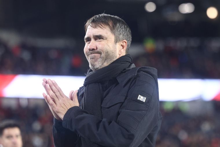 Eduardo Coudet junta sus manos para pedirle perdón a la gente de River por haber perdido la final del Apertura ante Belgrano.&nbsp;