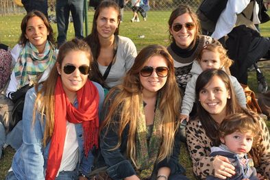 MDZol | Leonor, Pilar, Lucila, el pequeño Tomás, Eugenia, Malena, Jose, Milagros y Macarena, disfrutando el partido desde el pasto. Foto: Pachy Reynoso/MDZ