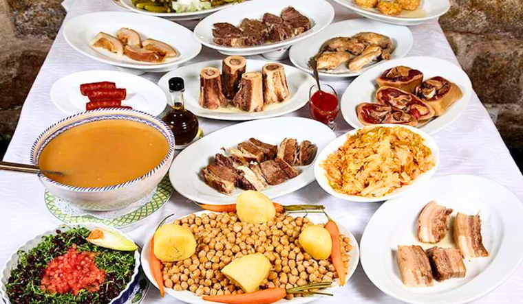 Receta fácil de cocido madrileño: sopa, garbanzos y carnes Foto: Shutterstock