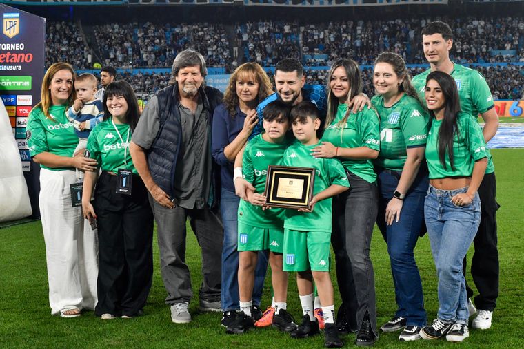 Gabriel Arias fue reconocido por el club y los hinchas en la previa de Racing-Tigre.