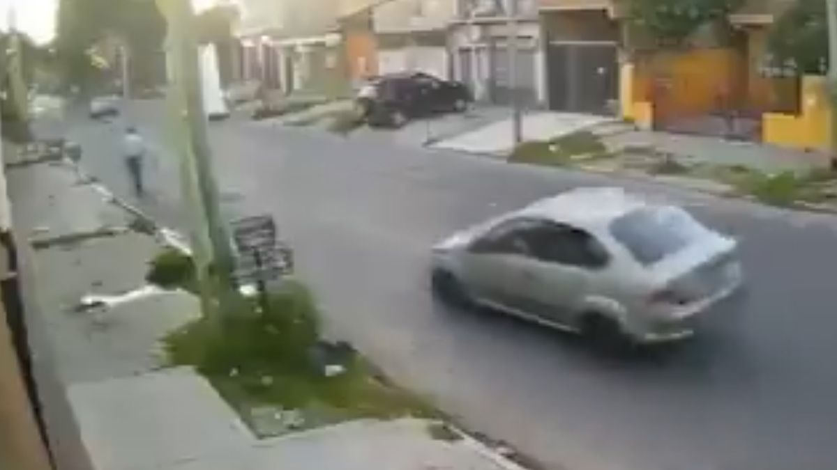 El video de un insólito accidente y fuga en Lomas de Zamora: el conductor sigue prófugo