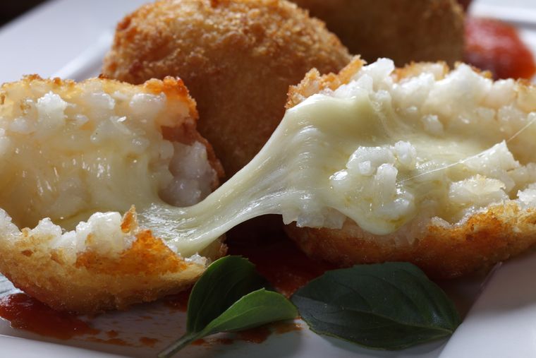 La receta de croquetas de arroz con mozzarella es ideal para aprovechar sobras de arroz y transformarlas en un plato delicioso. La receta de croquetas de arroz con mozzarella es ideal para aprovechar sobras de arroz y transformarlas en un plato delicioso.