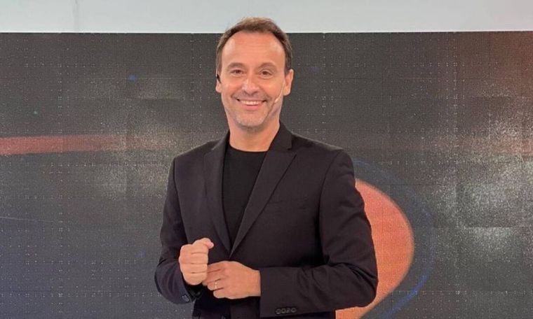 Adrián Pallares es uno de los conductores de Intrusos.