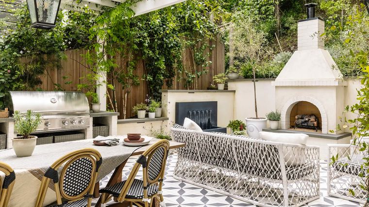 Las cocinas exteriores se reinventan con diseños resistentes al frío, materiales durables y espacios pensados para disfrutar el patio durante todo el año.