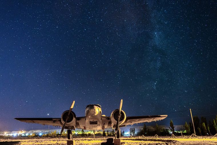 La noche patagónica regala postales inolvidables en Piedra Buena.
