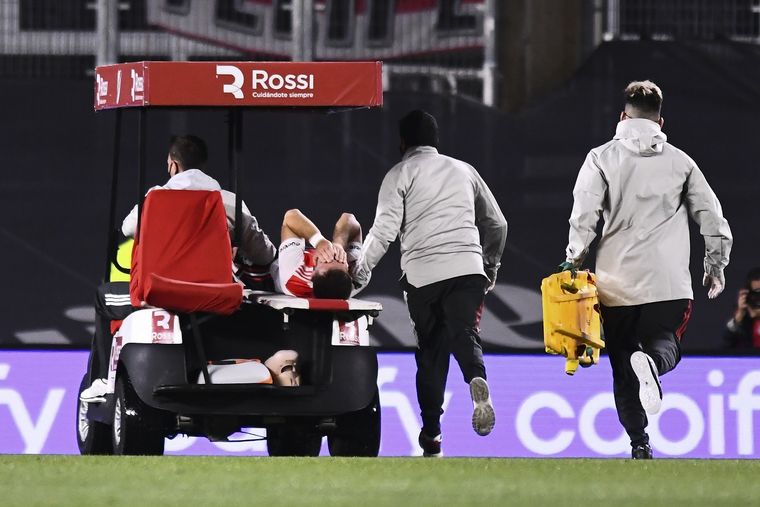 Felipe Peña es retirado de la cancha tras sufrir la grave lesión. Foto: @SC_ESPN