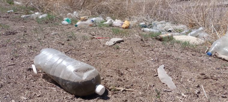 El cementerio de botellas está en la boca del dique Potrerillos. Foto: Pablo Icardi
