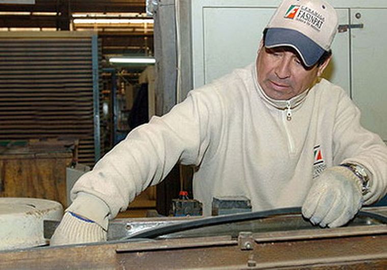 En Córdoba, el titular de la Unión Industrial local, Oscar Guardianelli, confirmó que se suspendieron por lo menos 20.000 operarios.